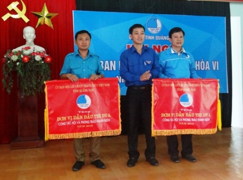  	 	ANH 5: Ủy ban Hội LHTN Việt Nam tỉnh tặng cờ dẫn đầu của cho 02 đơn vị Đại Lộc và Nam Giang
